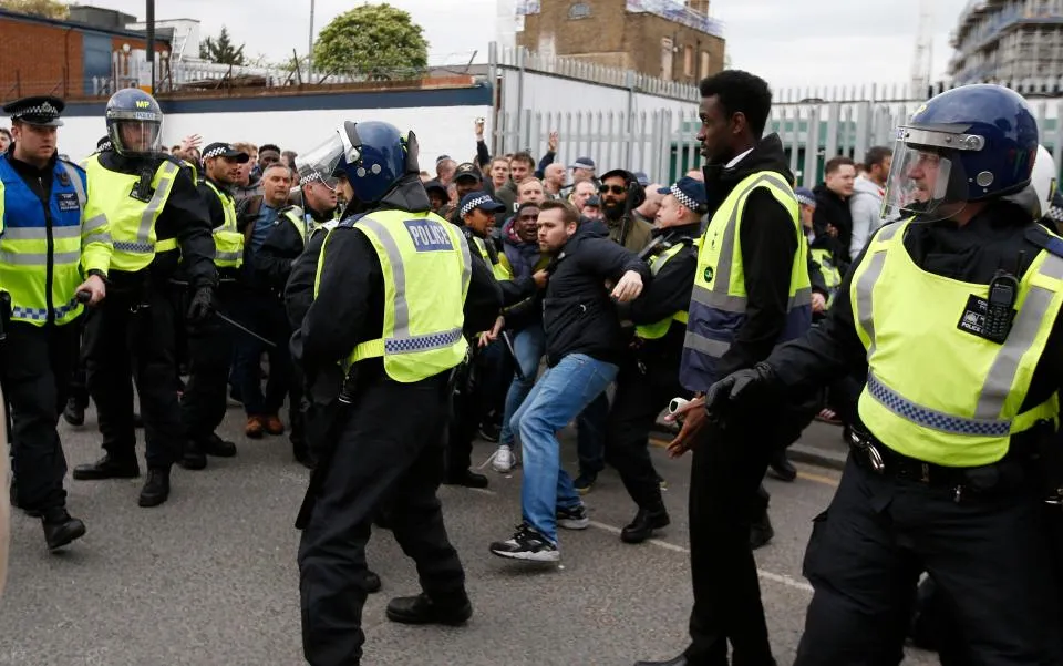 CĐV Tottenham, Arsenal dùng ghế tặng nhau ngay trước thềm derby - Ảnh 2. CĐV Tottenham, Arsenal dùng ghế tặng nhau ngay trước thềm derby - Ảnh 2.