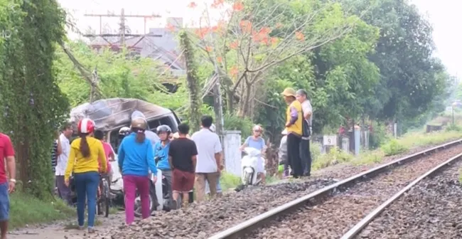 Phú Yên: Tàu hỏa đâm trực diện khiến ô tô bốc cháy - Ảnh 1.