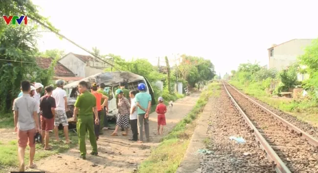 Phú Yên: Tàu hỏa đâm trực diện khiến ô tô bốc cháy - Ảnh 3.