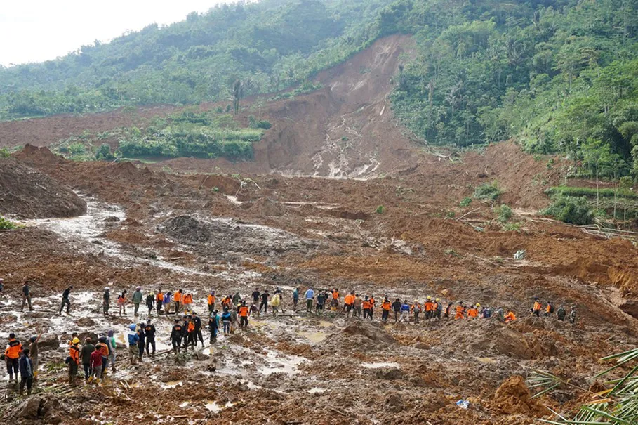 Indonesia: Lở đất trên sườn núi lửa, ít nhất 8 người thiệt mạng - Ảnh 4.