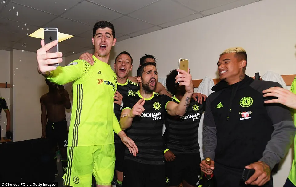 HLV Conte bị dàn sao Chelsea chơi xỏ trong ngày ăn mừng chức vô địch - Ảnh 12. HLV Conte bị dàn sao Chelsea chơi xỏ trong ngày ăn mừng chức vô địch - Ảnh 12.