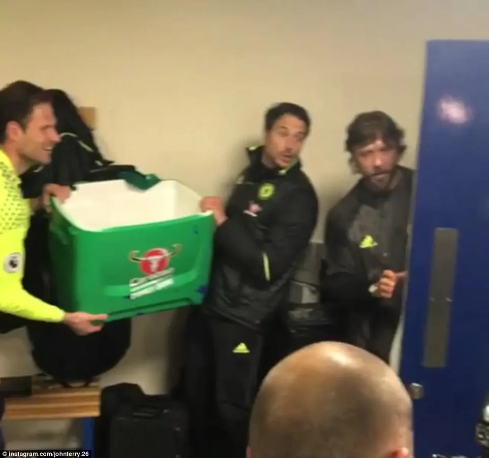 HLV Conte bị dàn sao Chelsea chơi xỏ trong ngày ăn mừng chức vô địch - Ảnh 2. HLV Conte bị dàn sao Chelsea chơi xỏ trong ngày ăn mừng chức vô địch - Ảnh 2.