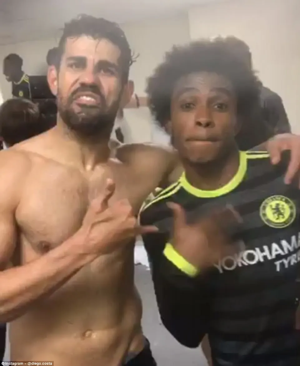 HLV Conte bị dàn sao Chelsea chơi xỏ trong ngày ăn mừng chức vô địch - Ảnh 14. HLV Conte bị dàn sao Chelsea chơi xỏ trong ngày ăn mừng chức vô địch - Ảnh 14.