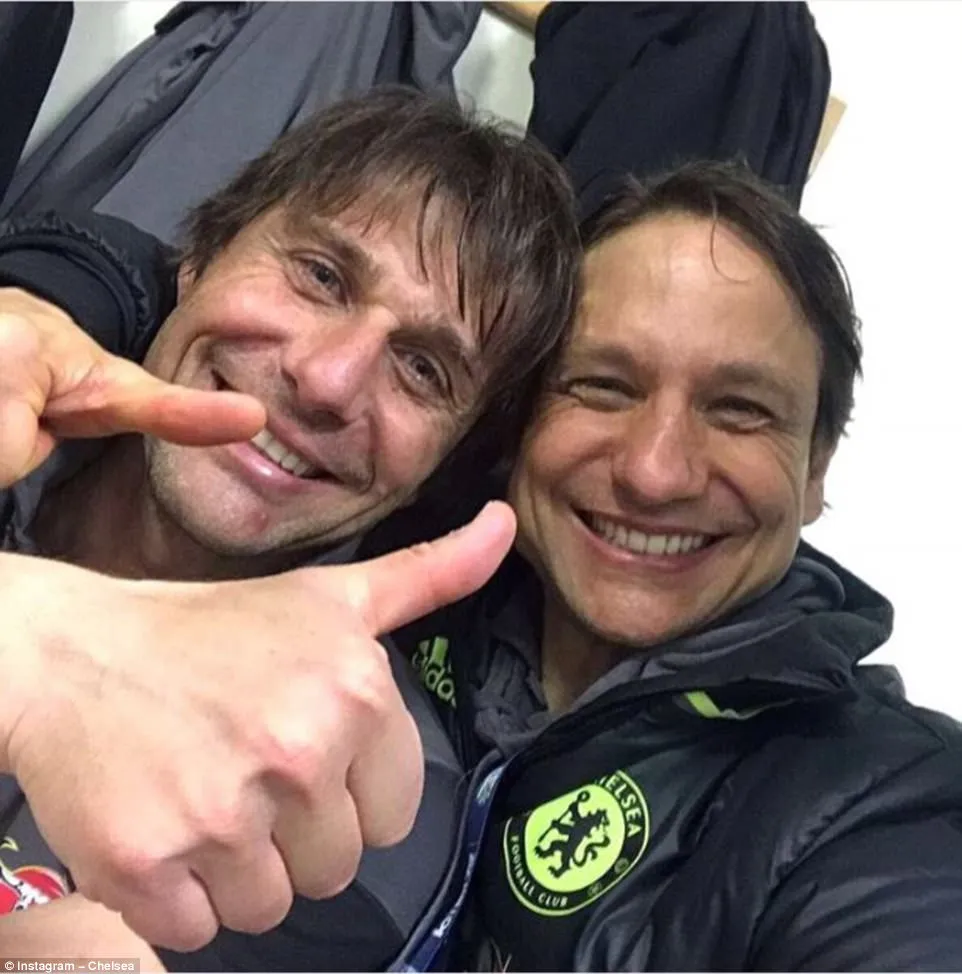 HLV Conte bị dàn sao Chelsea chơi xỏ trong ngày ăn mừng chức vô địch - Ảnh 10. HLV Conte bị dàn sao Chelsea chơi xỏ trong ngày ăn mừng chức vô địch - Ảnh 10.