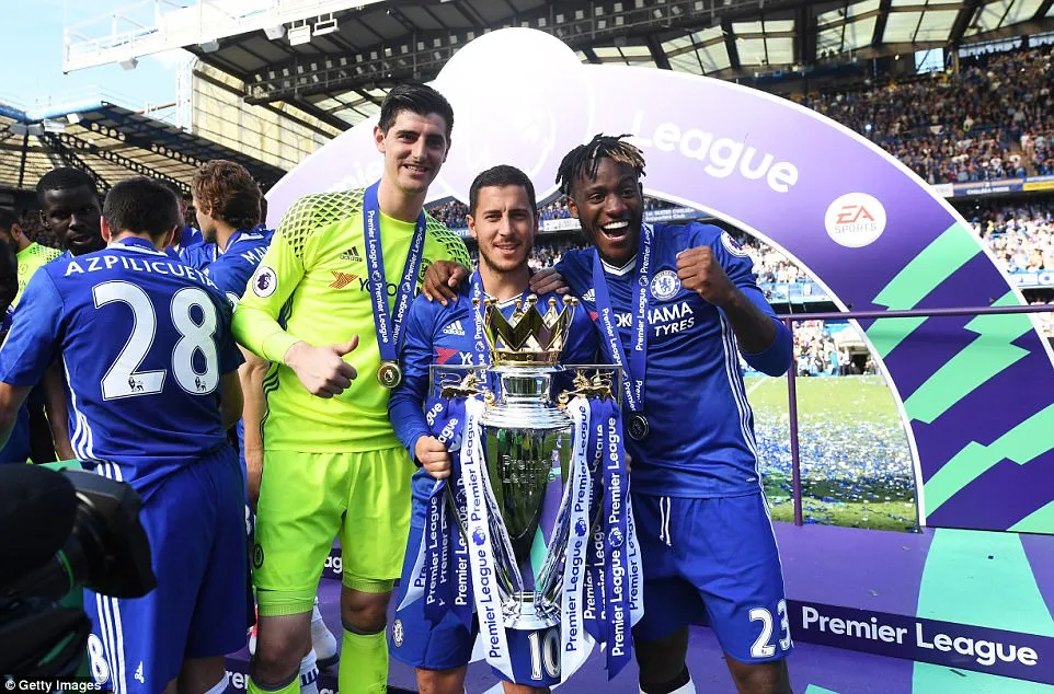 Khoảnh khắc các cầu thủ Chelsea nâng cúp vô địch Ngoại hạng Anh - Ảnh 12. Khoảnh khắc các cầu thủ Chelsea nâng cúp vô địch Ngoại hạng Anh - Ảnh 12.