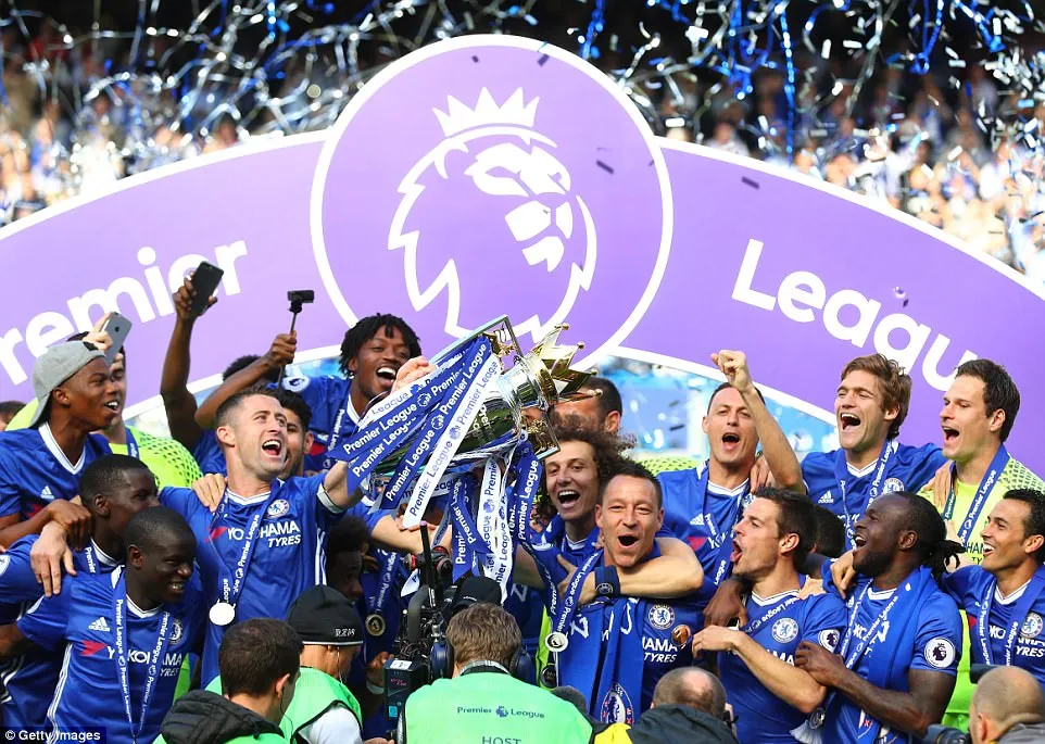 Khoảnh khắc các cầu thủ Chelsea nâng cúp vô địch Ngoại hạng Anh - Ảnh 4. Khoảnh khắc các cầu thủ Chelsea nâng cúp vô địch Ngoại hạng Anh - Ảnh 4.