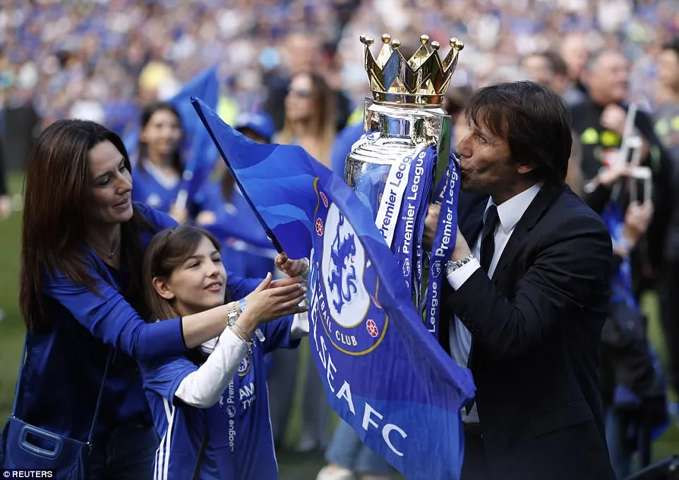 Khoảnh khắc các cầu thủ Chelsea nâng cúp vô địch Ngoại hạng Anh - Ảnh 11. Khoảnh khắc các cầu thủ Chelsea nâng cúp vô địch Ngoại hạng Anh - Ảnh 11.