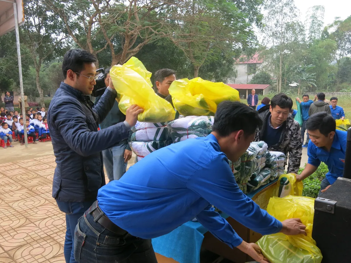 Quỹ tấm lòng Việt trao tặng học bổng cho các em học sinh ở Thanh Hóa - Ảnh 12.