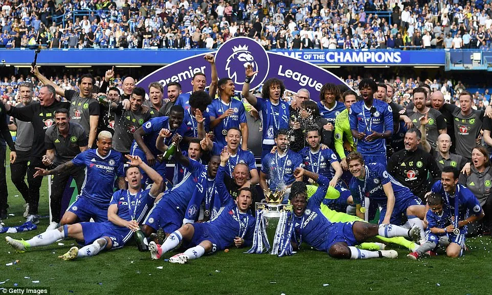 Khoảnh khắc các cầu thủ Chelsea nâng cúp vô địch Ngoại hạng Anh - Ảnh 15. Khoảnh khắc các cầu thủ Chelsea nâng cúp vô địch Ngoại hạng Anh - Ảnh 15.