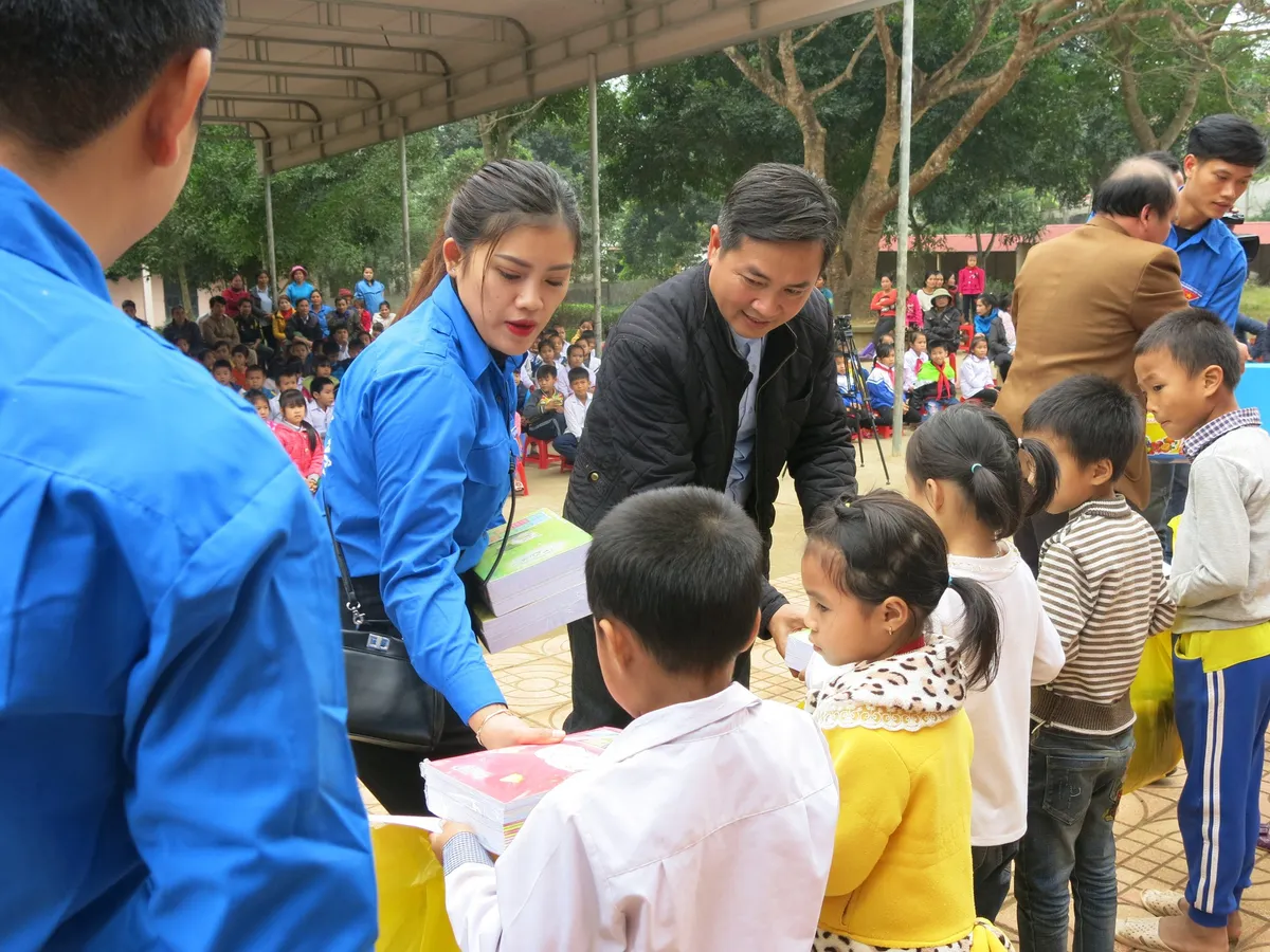 Quỹ tấm lòng Việt trao tặng học bổng cho các em học sinh ở Thanh Hóa - Ảnh 17.