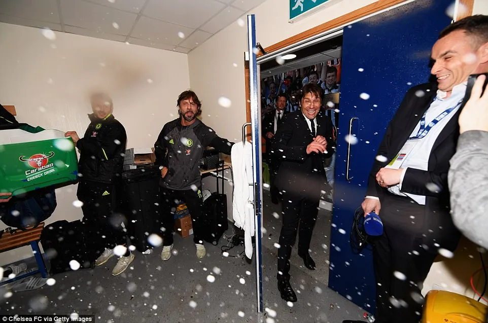HLV Conte bị dàn sao Chelsea chơi xỏ trong ngày ăn mừng chức vô địch - Ảnh 3. HLV Conte bị dàn sao Chelsea chơi xỏ trong ngày ăn mừng chức vô địch - Ảnh 3.