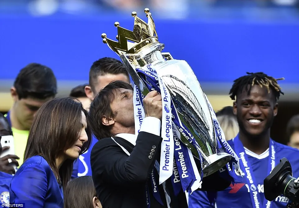 Khoảnh khắc các cầu thủ Chelsea nâng cúp vô địch Ngoại hạng Anh - Ảnh 5. Khoảnh khắc các cầu thủ Chelsea nâng cúp vô địch Ngoại hạng Anh - Ảnh 5.