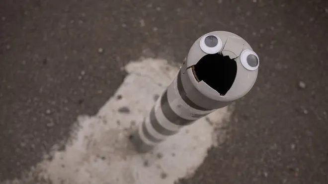 Googly Eye biến các công trình hư hại thành tác phẩm nghệ thuật - Ảnh 7.