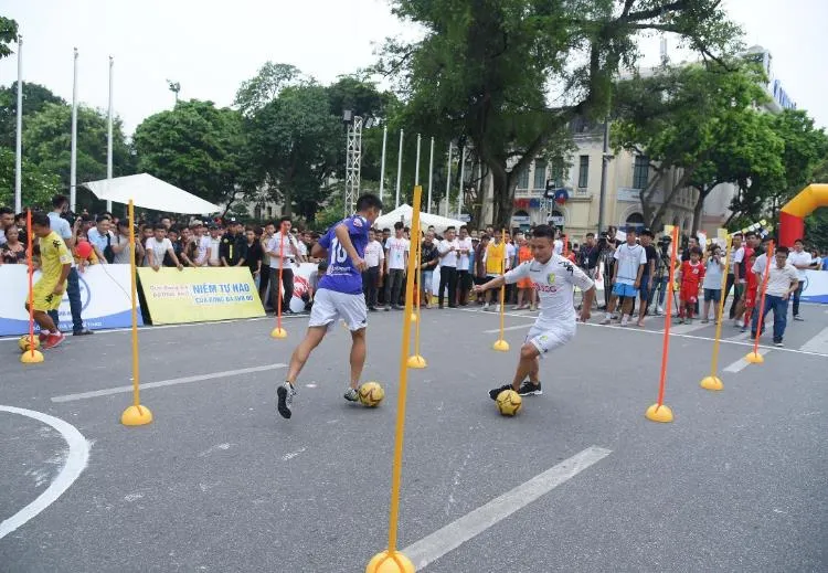 Người dân Hà Nội hứng khởi với Ngày hội bóng đá đường phố lần đầu tiên trên phố đi bộ - Ảnh 3.