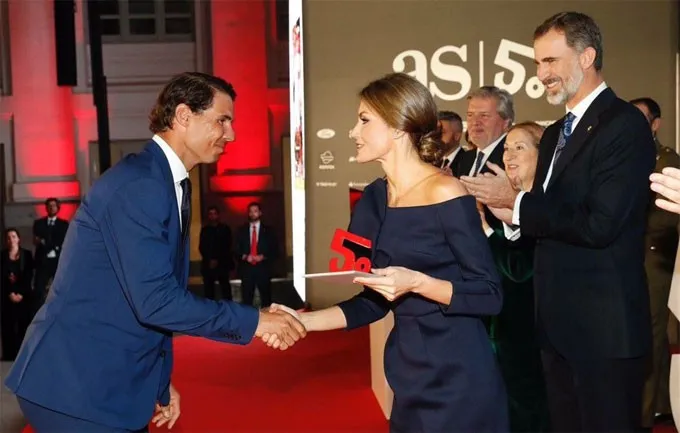 Nadal cười tít mắt nhận danh hiệu từ tay Hoàng hậu - Ảnh 3. Nadal cười tít mắt nhận danh hiệu từ tay Hoàng hậu - Ảnh 3.