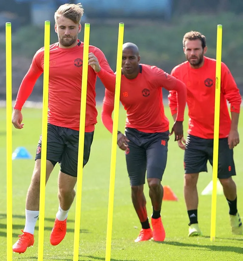 Đồng đội khiến Luke Shaw gặp trở ngại ở MU - Ảnh 1. Đồng đội khiến Luke Shaw gặp trở ngại ở MU - Ảnh 1.