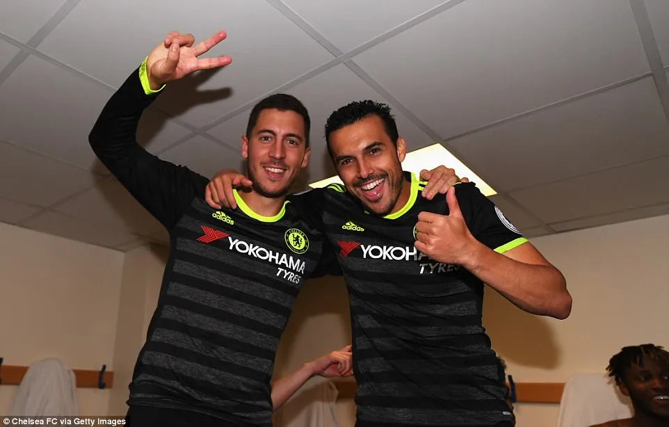 HLV Conte bị dàn sao Chelsea chơi xỏ trong ngày ăn mừng chức vô địch - Ảnh 13. HLV Conte bị dàn sao Chelsea chơi xỏ trong ngày ăn mừng chức vô địch - Ảnh 13.