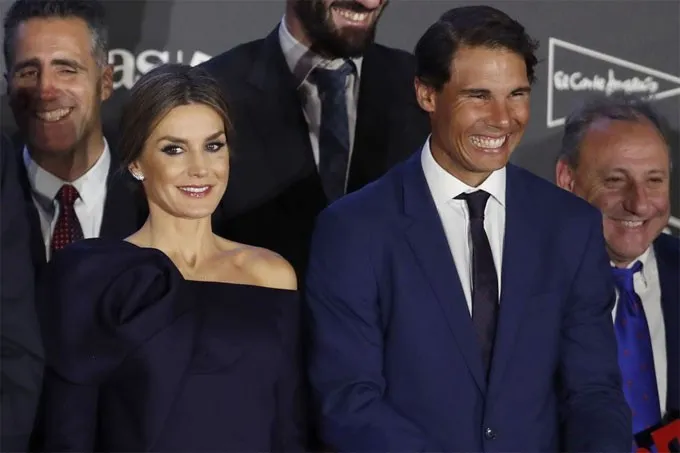Nadal cười tít mắt nhận danh hiệu từ tay Hoàng hậu - Ảnh 4. Nadal cười tít mắt nhận danh hiệu từ tay Hoàng hậu - Ảnh 4.