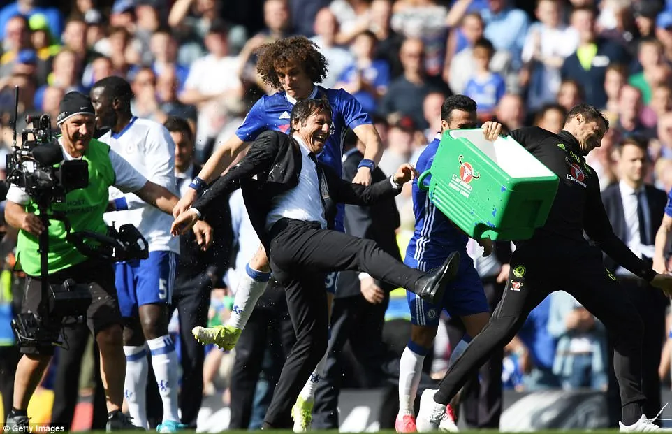 Khoảnh khắc các cầu thủ Chelsea nâng cúp vô địch Ngoại hạng Anh - Ảnh 7. Khoảnh khắc các cầu thủ Chelsea nâng cúp vô địch Ngoại hạng Anh - Ảnh 7.