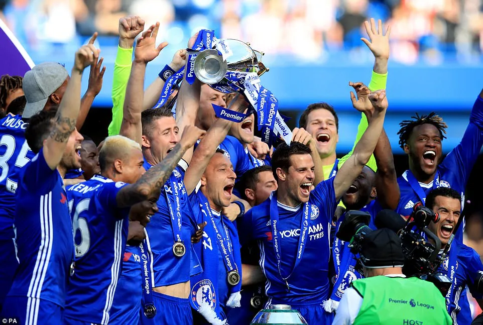 Khoảnh khắc các cầu thủ Chelsea nâng cúp vô địch Ngoại hạng Anh - Ảnh 3. Khoảnh khắc các cầu thủ Chelsea nâng cúp vô địch Ngoại hạng Anh - Ảnh 3.