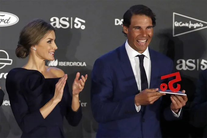 Nadal cười tít mắt nhận danh hiệu từ tay Hoàng hậu - Ảnh 5. Nadal cười tít mắt nhận danh hiệu từ tay Hoàng hậu - Ảnh 5.