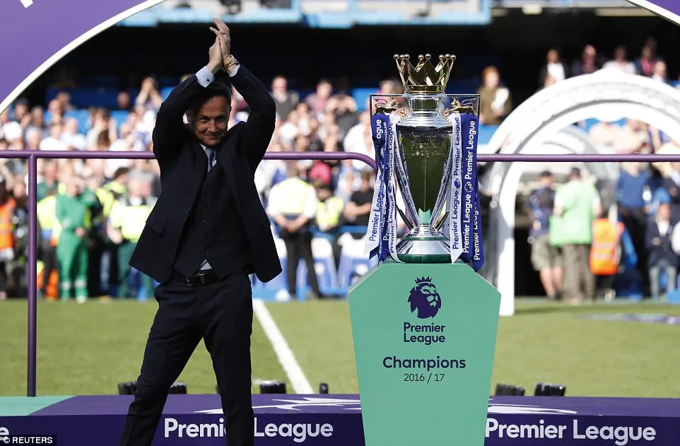Khoảnh khắc các cầu thủ Chelsea nâng cúp vô địch Ngoại hạng Anh - Ảnh 9. Khoảnh khắc các cầu thủ Chelsea nâng cúp vô địch Ngoại hạng Anh - Ảnh 9.