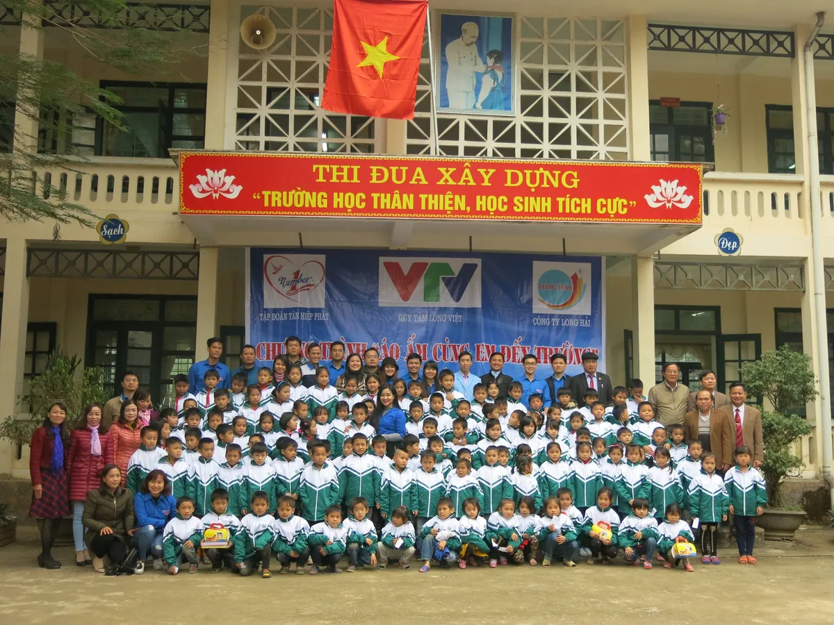 Quỹ tấm lòng Việt trao tặng học bổng cho các em học sinh ở Thanh Hóa - Ảnh 9.