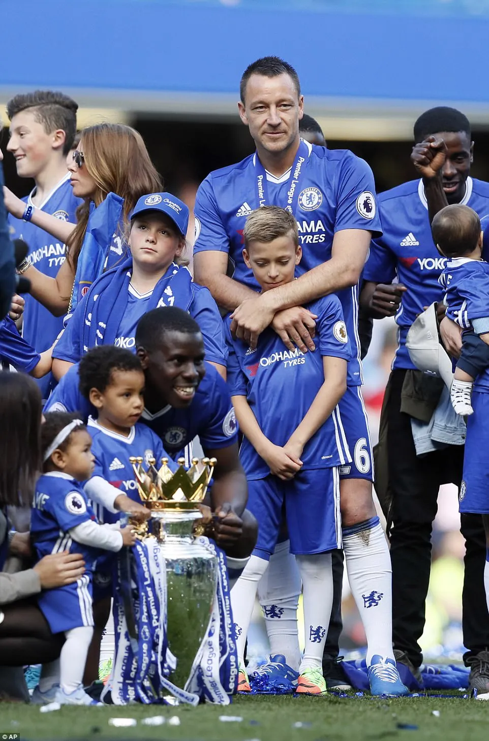 Khoảnh khắc các cầu thủ Chelsea nâng cúp vô địch Ngoại hạng Anh - Ảnh 13. Khoảnh khắc các cầu thủ Chelsea nâng cúp vô địch Ngoại hạng Anh - Ảnh 13.