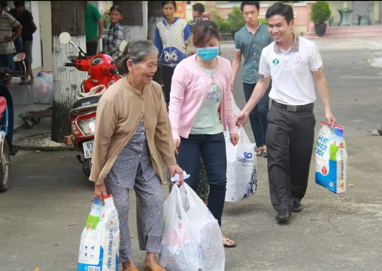 Chuyến xe nhân ái Tôn Hoa Sen tiếp tục lăn bánh - Ảnh 2.