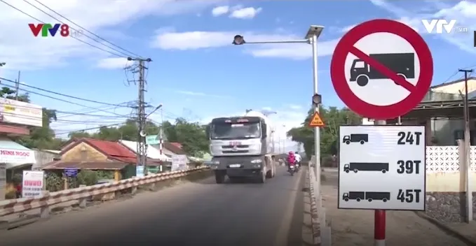 Xe chở cát quá tải hoành hành ở miền Trung - Ảnh 1. Xe chở cát quá tải hoành hành ở miền Trung - Ảnh 1.