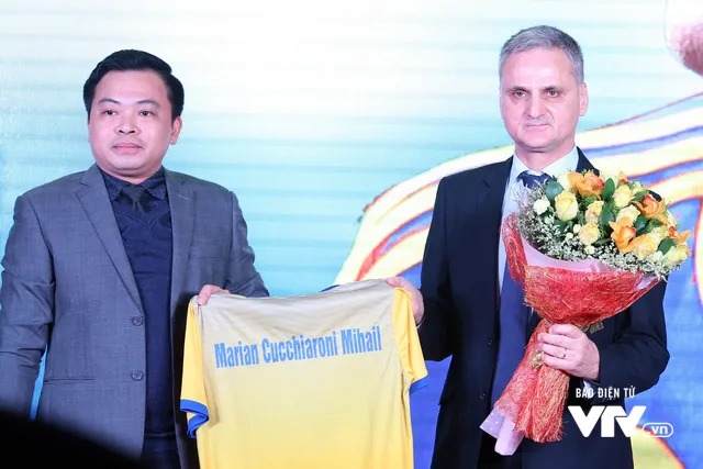 FLC Thanh Hóa chính thức ra mắt người kế nhiệm HLV Petrovic, đặt mục tiêu top 3 - Ảnh 1. FLC Thanh Hóa chính thức ra mắt người kế nhiệm HLV Petrovic, đặt mục tiêu top 3 - Ảnh 1.