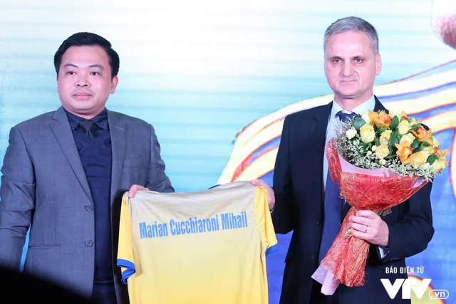 Toàn cảnh buổi ra mắt tân HLV Mihail Marian Cucchiaroni của CLB FLC Thanh Hóa - Ảnh 4. Toàn cảnh buổi ra mắt tân HLV Mihail Marian Cucchiaroni của CLB FLC Thanh Hóa - Ảnh 4.