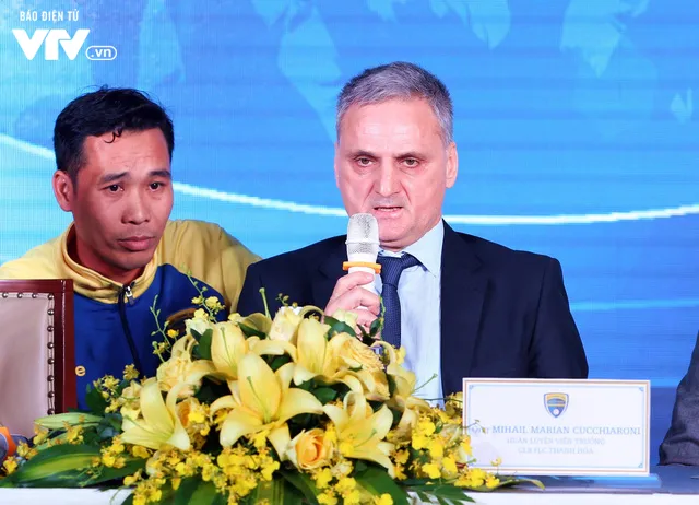 FLC Thanh Hóa chính thức ra mắt người kế nhiệm HLV Petrovic, đặt mục tiêu top 3 - Ảnh 2. FLC Thanh Hóa chính thức ra mắt người kế nhiệm HLV Petrovic, đặt mục tiêu top 3 - Ảnh 2.