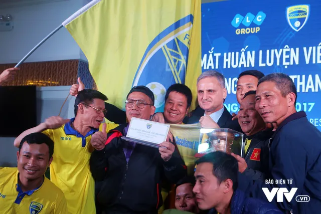 Toàn cảnh buổi ra mắt tân HLV Mihail Marian Cucchiaroni của CLB FLC Thanh Hóa - Ảnh 10. Toàn cảnh buổi ra mắt tân HLV Mihail Marian Cucchiaroni của CLB FLC Thanh Hóa - Ảnh 10.