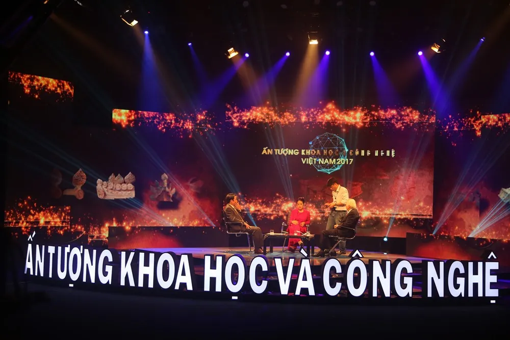 Hé lộ hình ảnh không có trên sóng của Ấn tượng Khoa học-Công nghệ Việt Nam 2017 - Ảnh 4.