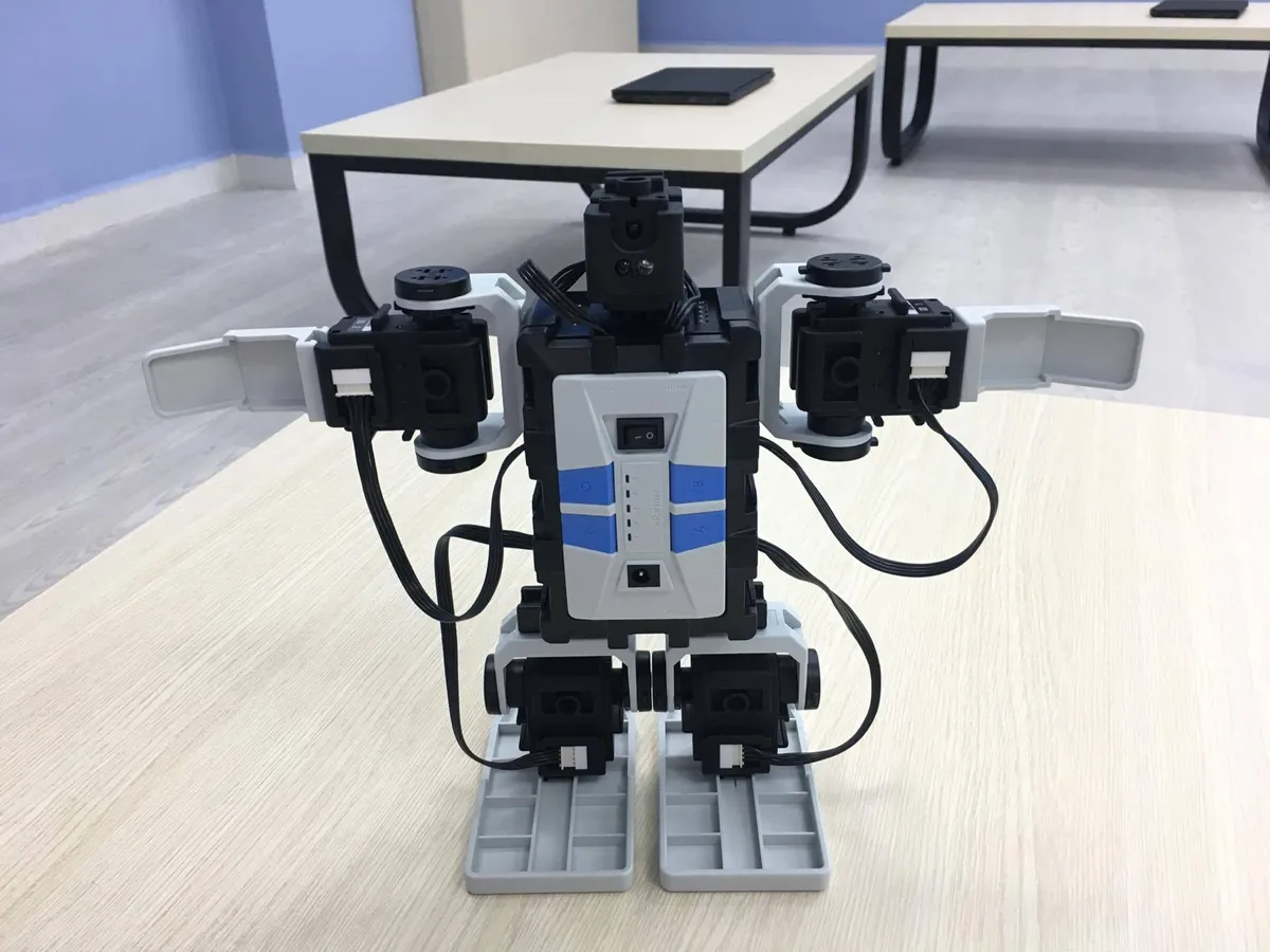 Trường THCS Nguyễn Văn Tố ra mắt sân chơi khoa học “VESA Robotics Club” - Ảnh 2.