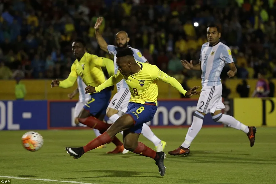 Messi lập hat-trick đưa Argentina tới World Cup 2018 - Ảnh 1. Messi lập hat-trick đưa Argentina tới World Cup 2018 - Ảnh 1.