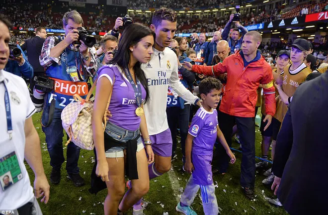 Ronaldo chào đón cặp song sinh “có nếp có tẻ” - Ảnh 1. Ronaldo chào đón cặp song sinh “có nếp có tẻ” - Ảnh 1.