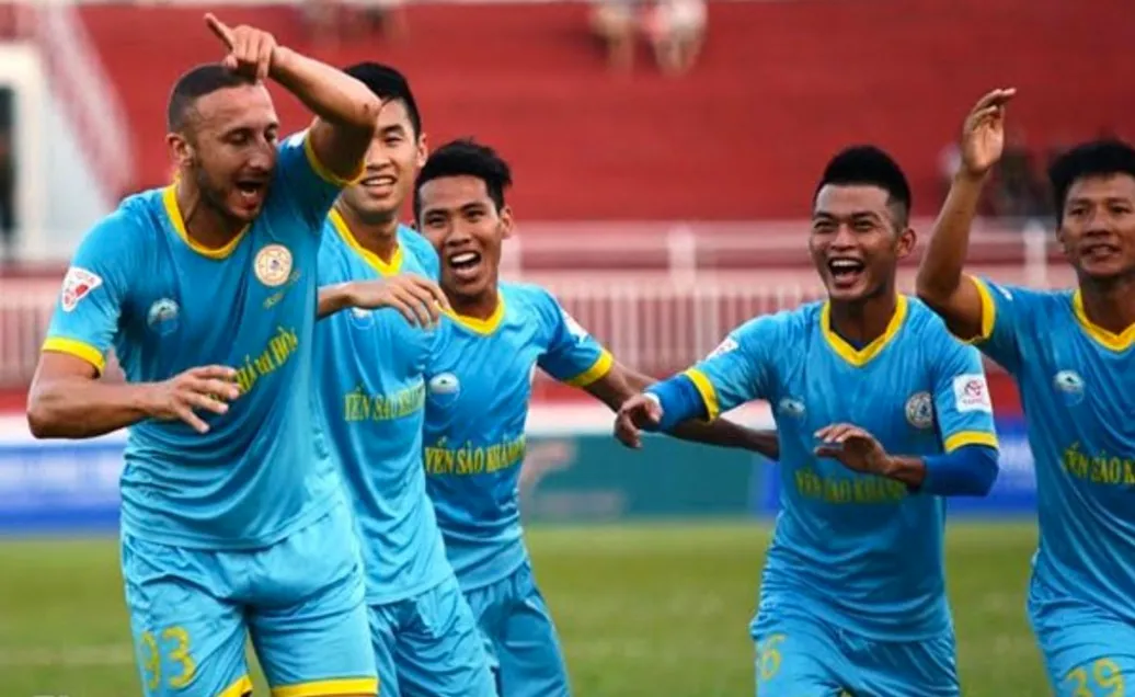 Tổng hợp vòng 13 Giải VĐQG V.League 2017: FLC Thanh Hoá đánh mất ngôi đầu vào tay CLB Hà Nội - Ảnh 2.