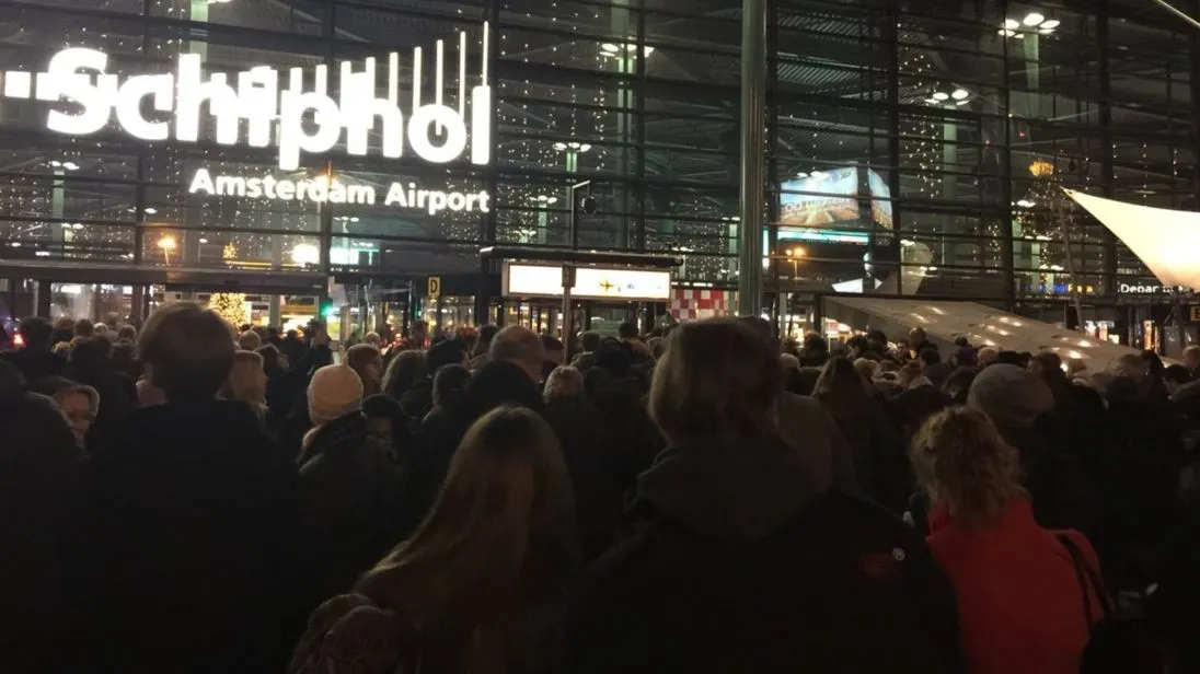 Tấn công bằng dao ở sân bay Schiphol, Hà Lan - Ảnh 4. Tấn công bằng dao ở sân bay Schiphol, Hà Lan - Ảnh 4.