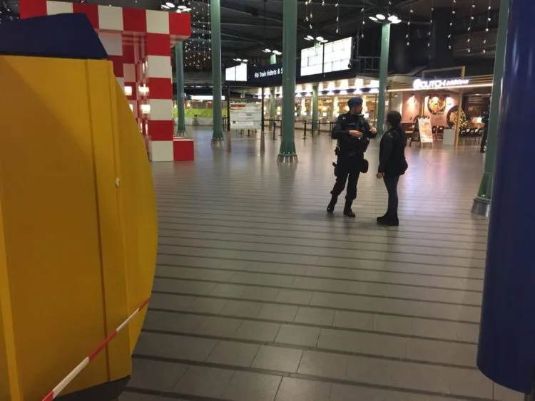 Tấn công bằng dao ở sân bay Schiphol, Hà Lan - Ảnh 6. Tấn công bằng dao ở sân bay Schiphol, Hà Lan - Ảnh 6.