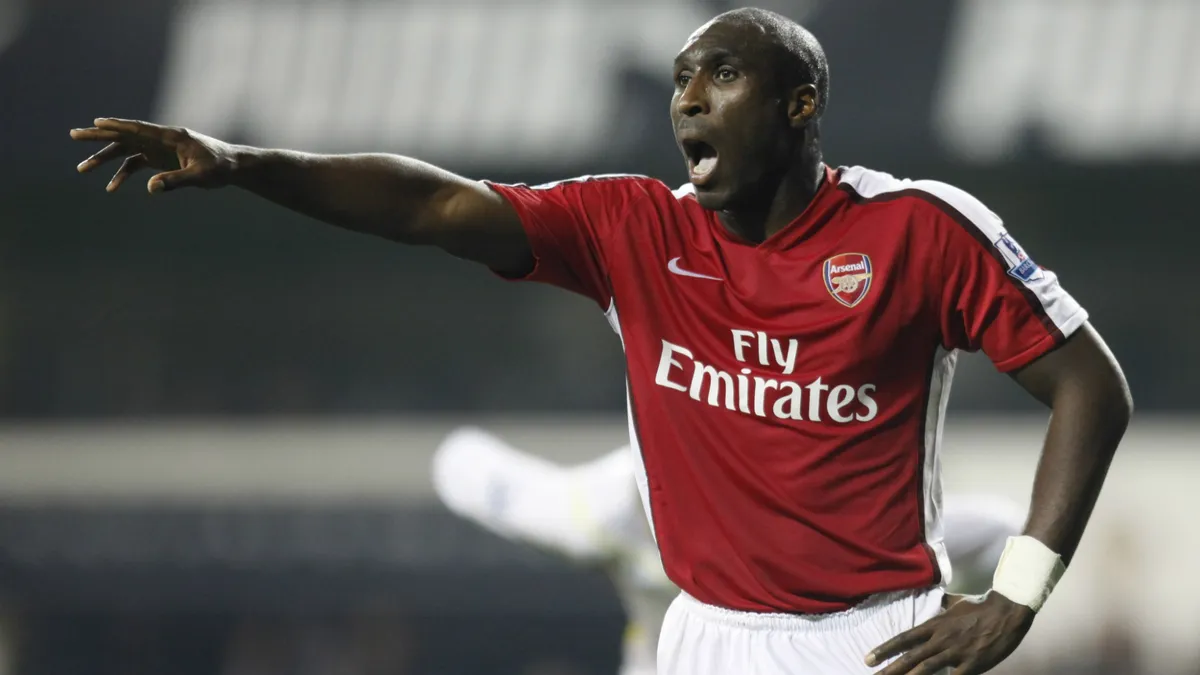 Sol Campbell bất ngờ trước fan h&acirc;m mộ TP Hồ Ch&iacute; Minh - Ảnh 2.
