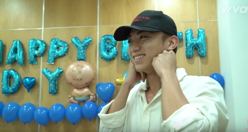 Soobin Ho&agrave;ng Sơn bất ngờ l&agrave;m ba, rưng rưng nước mắt v&igrave; m&oacute;n qu&agrave; từ học tr&ograve; - Ảnh 5.