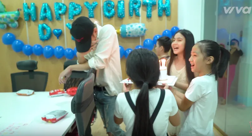 Soobin Ho&agrave;ng Sơn bất ngờ l&agrave;m ba, rưng rưng nước mắt v&igrave; m&oacute;n qu&agrave; từ học tr&ograve; - Ảnh 4.