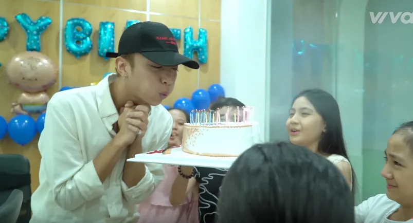 Soobin Ho&agrave;ng Sơn bất ngờ l&agrave;m ba, rưng rưng nước mắt v&igrave; m&oacute;n qu&agrave; từ học tr&ograve; - Ảnh 6.