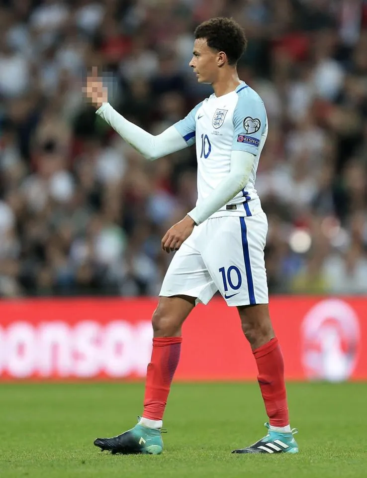 Dele Alli phân bua về ngón tay thối tại Wembley - Ảnh 1.