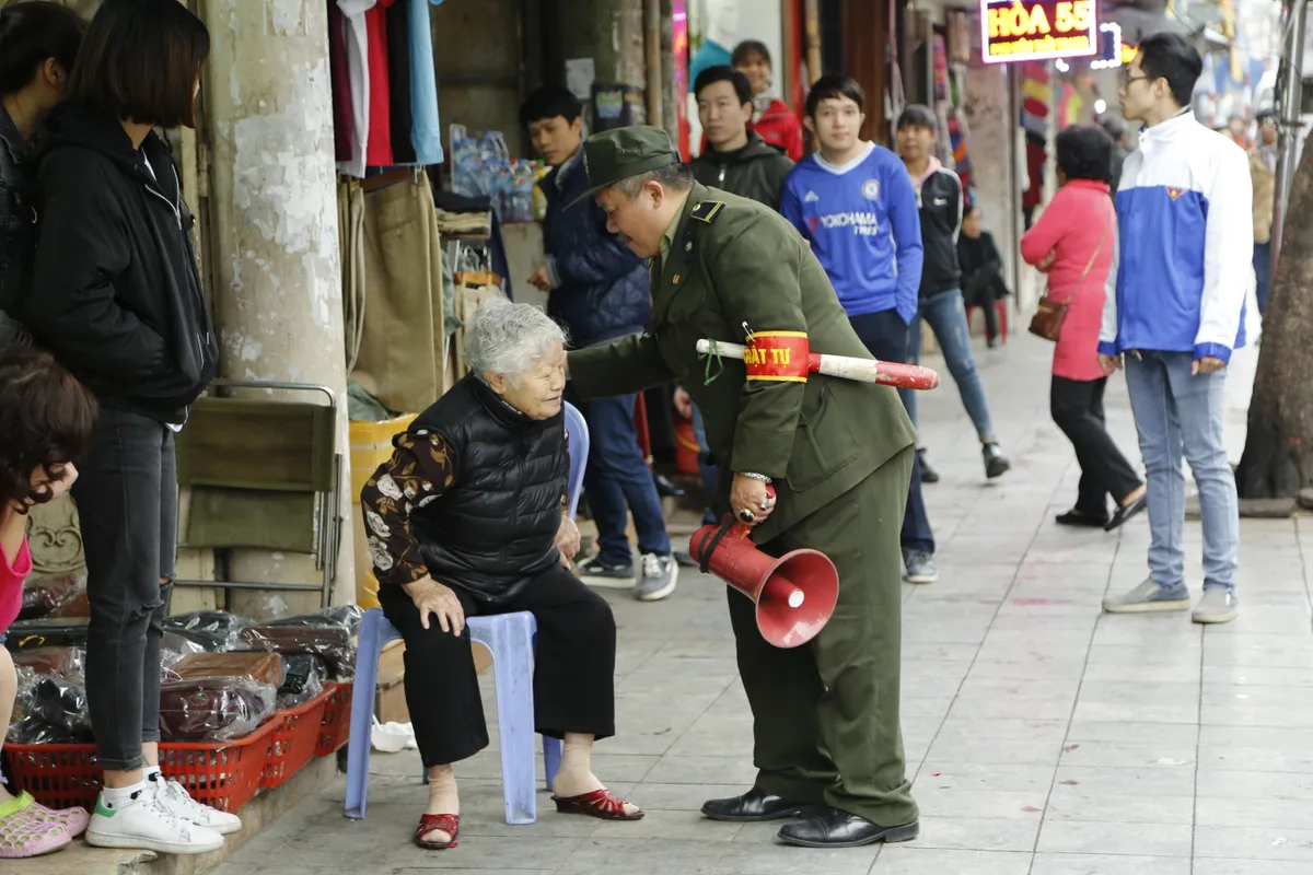 Hà Nội huy động xe cẩu, máy cắt để đòi vỉa hè - Ảnh 8.