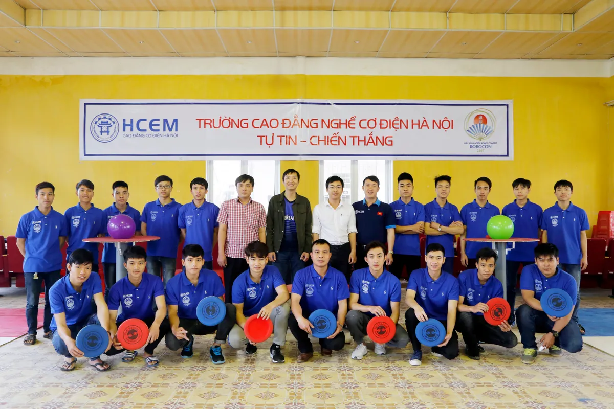 HCEM đã chuẩn bị gì cho Robocon Việt Nam 2017? - Ảnh 18.