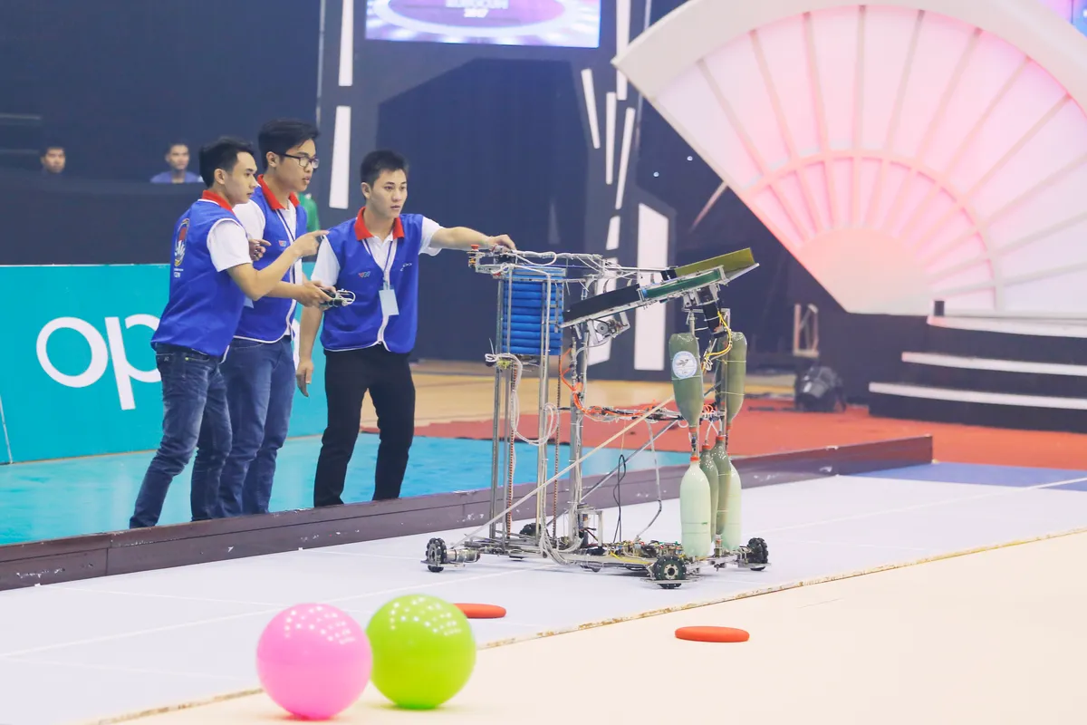 Nhìn lại khoảnh khắc đăng quang của tân vương Robocon Việt Nam 2017 - Ảnh 2.