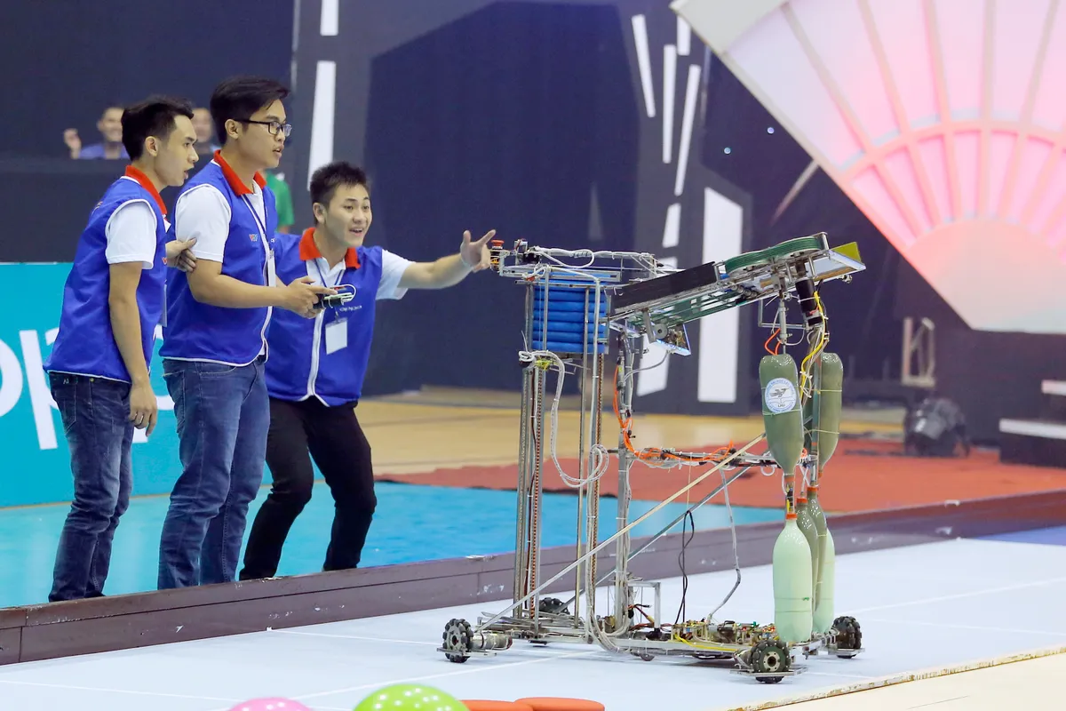 Nhìn lại khoảnh khắc đăng quang của tân vương Robocon Việt Nam 2017 - Ảnh 6.